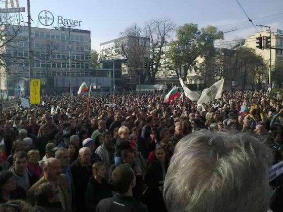 Над 15 000 връчиха оставката на Орешарски, Цариградско шосе блокирано (видео)