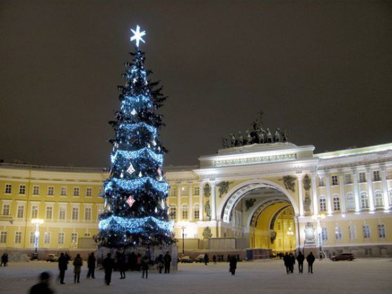 Новогодишна елха на Дворцовия площад в Санкт-Петербург
