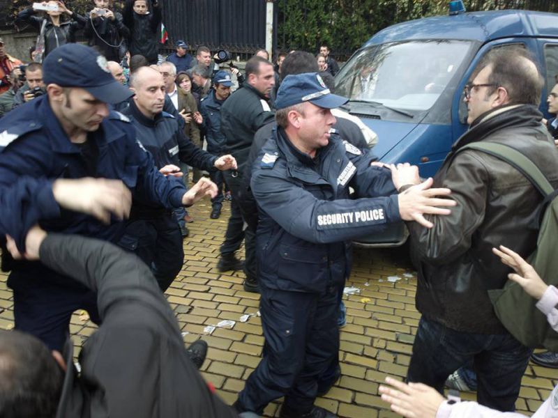 Сблъсъци с полицията пред парламента. 