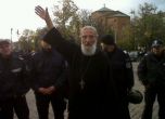 Свещеник моли полицаите да не бият студентите