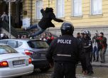 Демонстрант скочи върху колата на Кутев, полицията бие наред (видео)