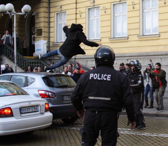 Демонстрант скочи върху колата на Кутев, полицията бие наред (видео)