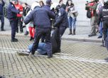 Полицаи бият човек на протеста на 12 ноември. Снимка: Сергей Антонов