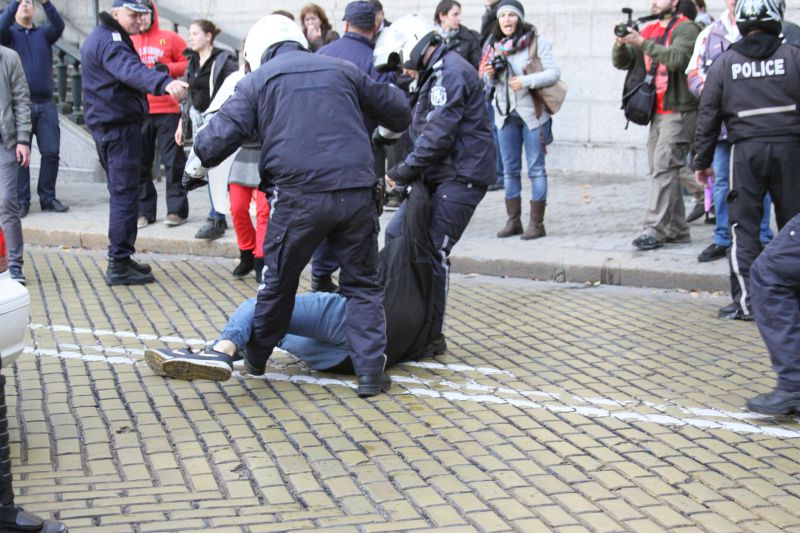 Полицаи бият човек на протеста на 12 ноември. Снимка: Сергей Антонов