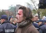 Насилие на обсадата на парламента - полицаи раниха в главата един от протестиращите. 12.11.2013 г. Снимка: Сергей Антонов
