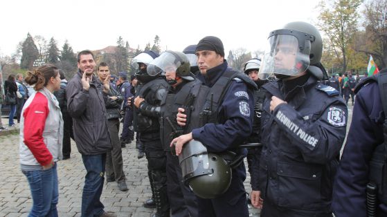 Полицията срещу протестиращите в деня на обсадата на парламента - 12.11.2013 г. Снимка: Сергей Антонов