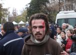 Насилие пред парламента - полицаи раниха в главата един от протестиращите. 12.11.2013 г. Снимка: Сергей Антонов