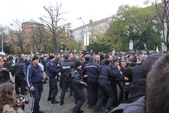 Полиция изблъсква протестиращи в деня на обсадата на парламента - 12.11.2013 г. Снимка: Сергей Антонов