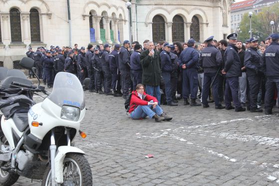 Протестна мрежа към полицаите: Молим Ви, не бъдете с тях, не пазете марионетки