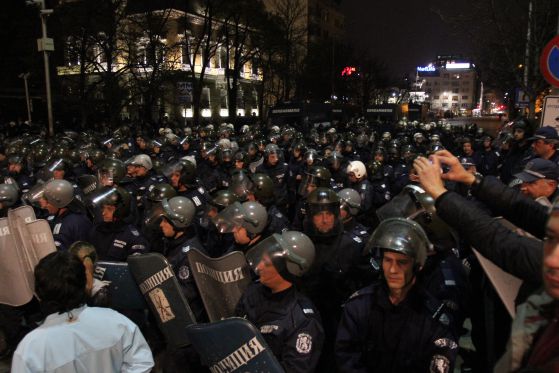 Полицията би протестанти пред парламента 12.11.2013 г.Снимка:Сергей Антонов