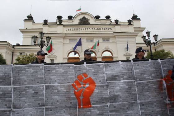 Ранобудните студенти пред парламента  13.11.2013г. Снимка: Сергей Антонов