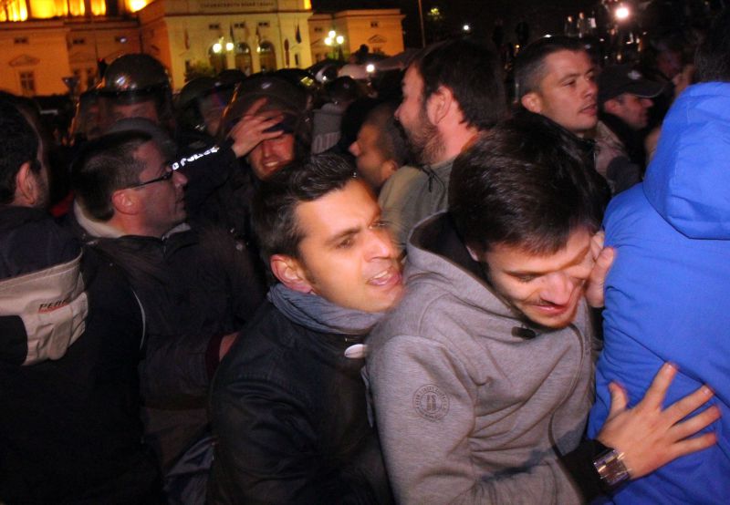 Полицията би протестиращи пред парламента 12.11.2013 г.Снимка:Сергей Антонов