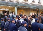 Протестиращи студенти пред хотел "Шератон". Снимка: OFFNews