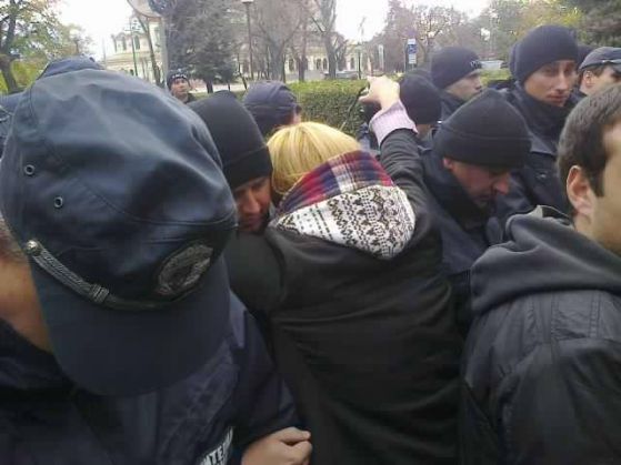Полиция окупира журналистическия факултет на СУ