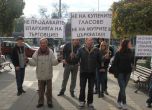Двайсетина граждани с плакати призоваваха епархийските избиратели да гласуват по съвест.
