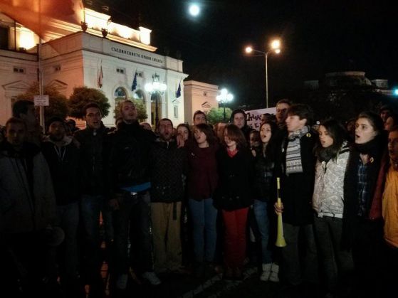 Протестът пее: Пацо - в Дупница, Волен - в лудница