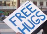 Саудитска Арабия арестува двама за безплатни прегръдки