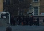Полиция в двора на Ректората на СУ Снимка: НОрешарски
