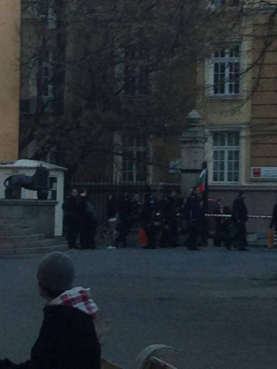 Полиция в двора на Ректората на СУ Снимка: НОрешарски