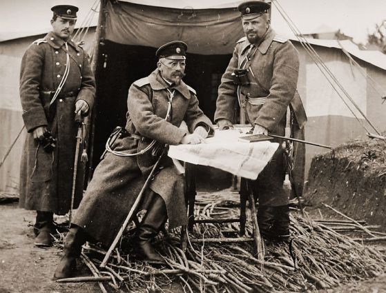 Генерал Сарафов (в средата)