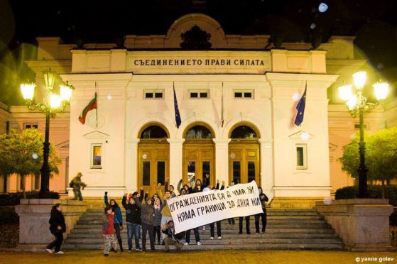 Студенти преминаха загражденията при Парламента. Снимка: Ранобудните студенти