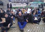 Преподаватели с конституции в ръце на седящ протест пред Парламента