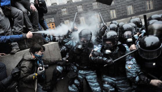 Сблъсъци на протеста в Киев на 24 ноември. Снимка: AFP