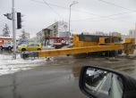 Кран падна на кръстовището на бул. "България". Снимка: Facebook