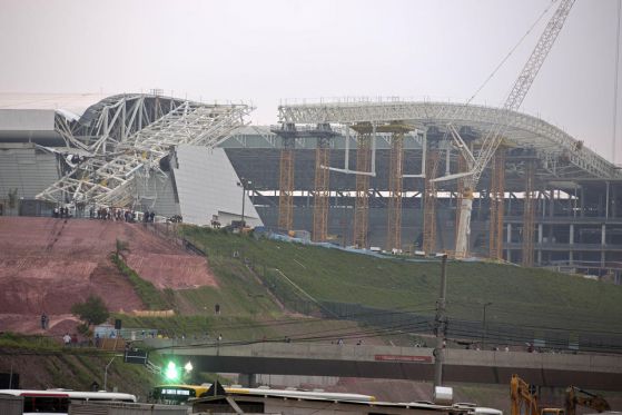 Стадион в Сао Паоло се срути у уби двама души. 