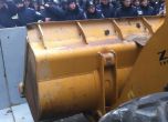 Протестиращи щурмуваха сградата на президентството в Киев с булдозер