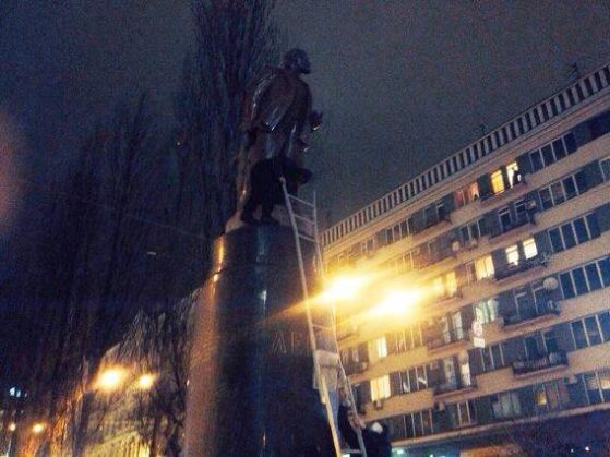 Бутането на паметника на Ленин в Киев