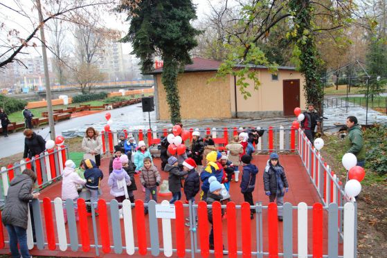 Парк-островът в Пазарджик се обзаведе с "енергийна детска площадка" (снимки)