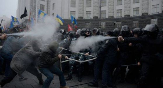 2000 военни охраняват украинската власт от протестиращите (на живо)