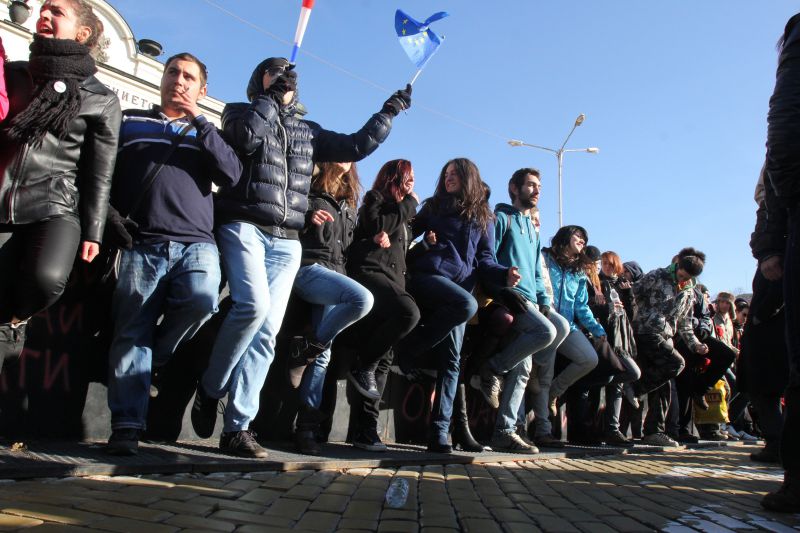 Протест пред парламента.