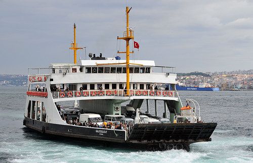 Стари фериботи се превръщат в плаващи паркинги в Истамбул