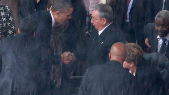 Историческо ръкостискане между Обама и Кастро