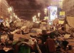 Нощта в Киев: Милицията изтласка протестиращите с щитове, но те удържаха крепостта си