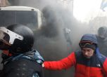 Протестиращи подпалиха автобус на спецчастите в Киев, Снимка: Reuters