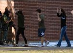 Полицейскич асти ескортират ученици от гимназията "Арапахо" в Колорадо след стрелбата. Снимка: CNN