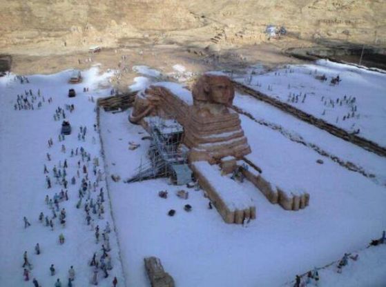Снежните снимки на сфинкса и пирамидите в Египет се оказаха фалшиви