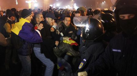 Сблъсъци между протестиращи и полиция в Румъния