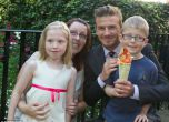 6-годишен събра £34 000 за благотворителност с хартиен олимпийски огън