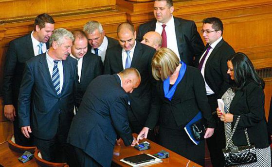 Депутати показват на Бойко Борисов как се гласува в първия му работен ден като депутат. Снимка: БГНЕС, архив