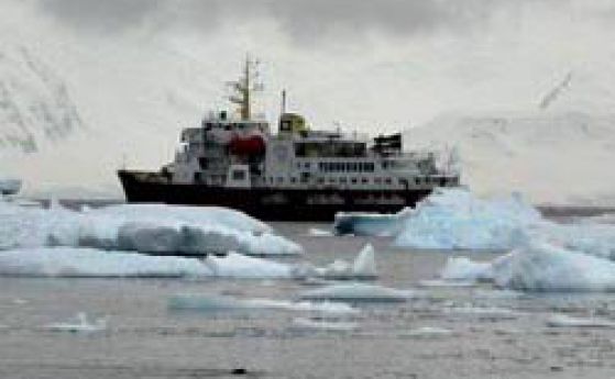 Руски пътнически кораб заседна в Антарктика