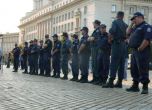 Много полицаи отново охраняват премиера Пламен Орешарски.