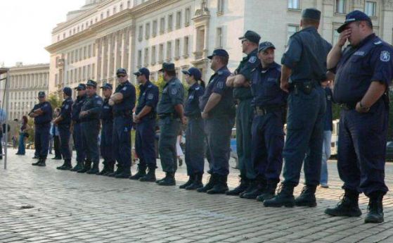 Много полицаи отново охраняват премиера Пламен Орешарски.