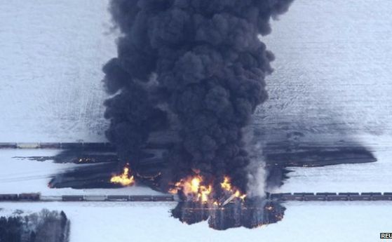 Голям пожар след сблъсък на два товарни влака в САЩ