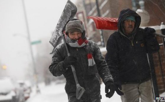 Двама мъже отиват да чистят сняг в Детройт, САЩ. Снимка: Reuters
