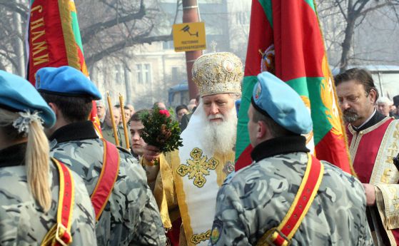Патриарх Неофит оглави традиционния Богоявленски водосвет на бойните знамена. Снимка: Сергей Антонов