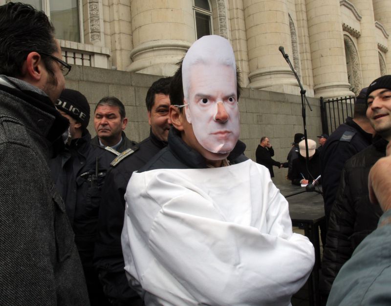 Волен с усмирителна риза (снимки от протеста срещу Сидеров)